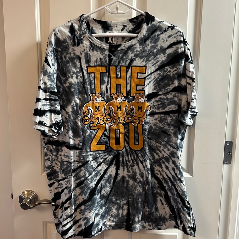 American Eagle Outfitters Black and White Graphic Tee